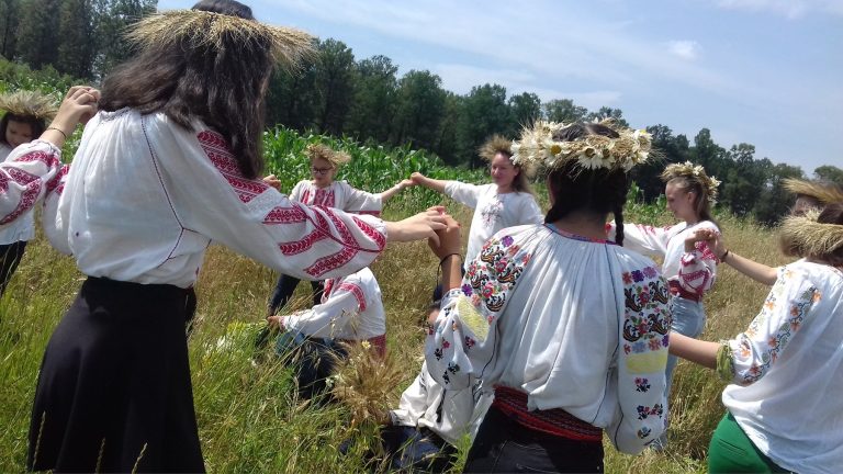 Sânzienele s-au îmbrăcat în ie la Țânțăreni – 2018