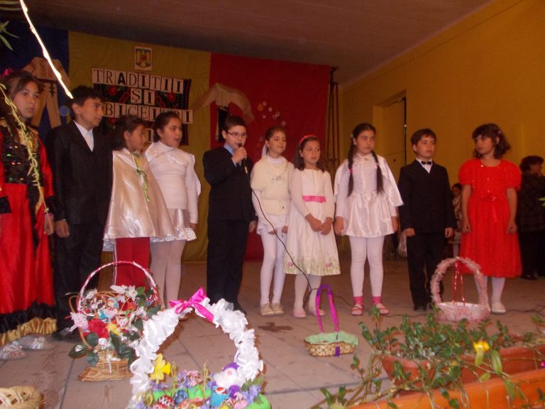 Tradiții și obiceiuri de Paște – Țânțăreni 2012